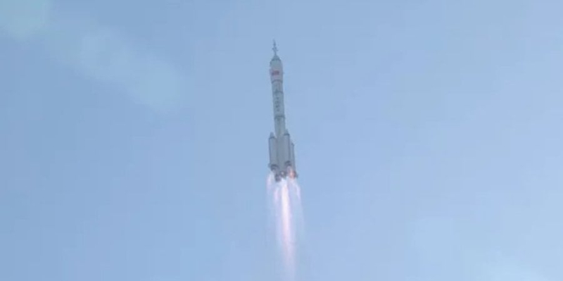 Китай відправив на орбіту трьох астронавтів