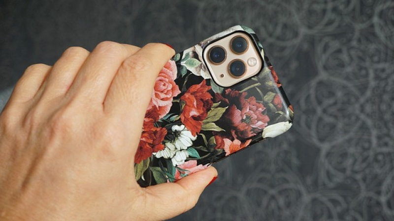 Три причини носити смартфон у чохлі. І три причини цього не робити