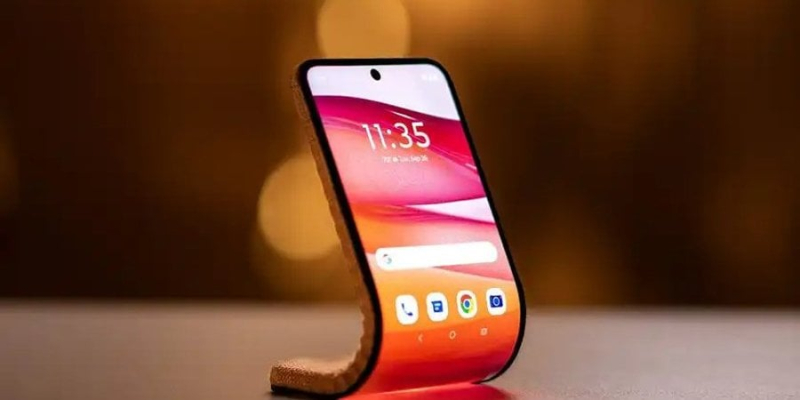 Унікальна річ. Motorola презентувала гнучкий смартфон, який можна носити на руці як браслет