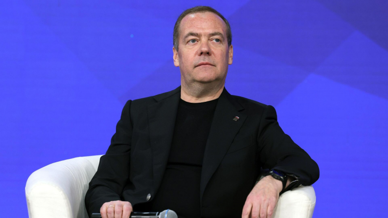 Канада, Британия и Панамский канал поменяют владельца, считает Медведев