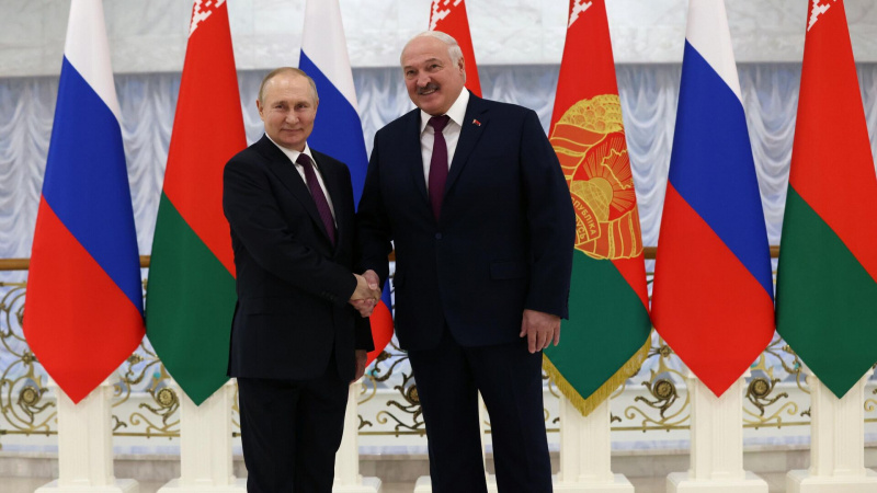 Лукашенко попросил разместить в Беларуси "Орешник", Путин согласился