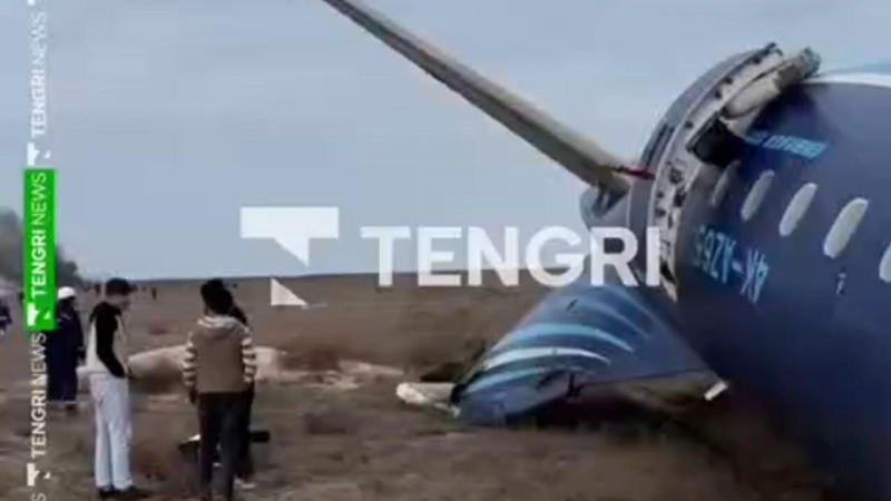 На место авиакатастрофы в Актау прибыли спасатели и техника МЧС Казахстана