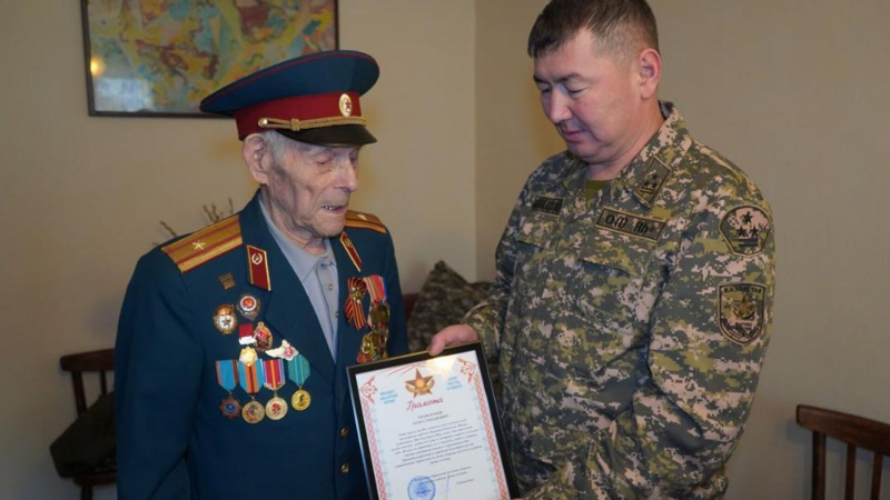 В Алматы военнослужащие поздравили ветерана ВОВ с днем рождения